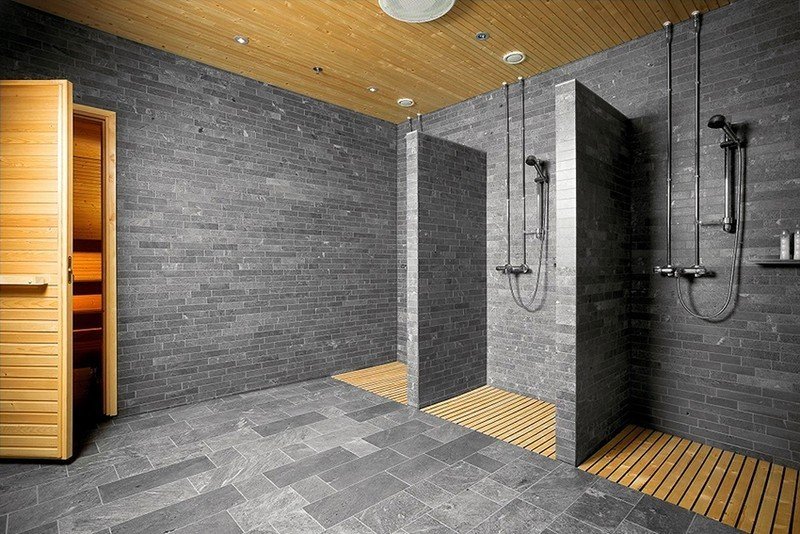 Интерьер ванной комнаты с душем шарко