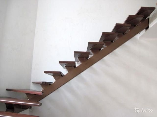 Лестница на второй этаж косоур из металла