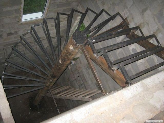 Винтовая лестница из металла