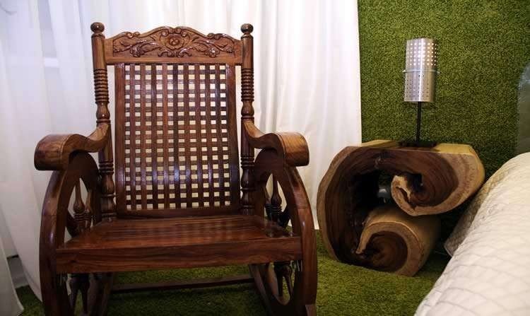 Кресло качалка в деревенском стиле