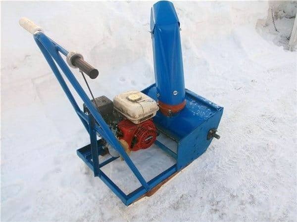 Ручная снегоуборочная машина