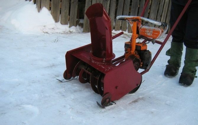 Снегоуборщик бензиновый для мотоблока зубр
