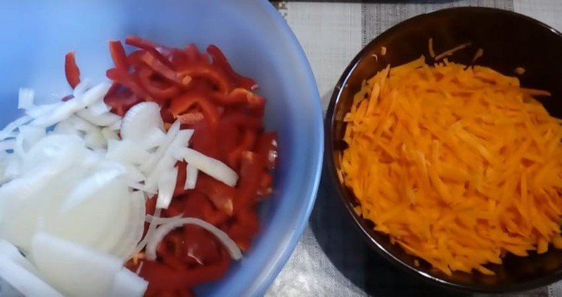 Салат с болгарским перцем и курицей и корейской морковкой