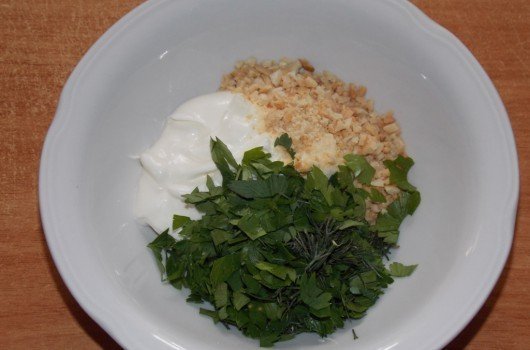 Салат из шпината с яйцом и огурцом