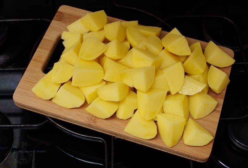 Нарезанный картофель четвертинками
