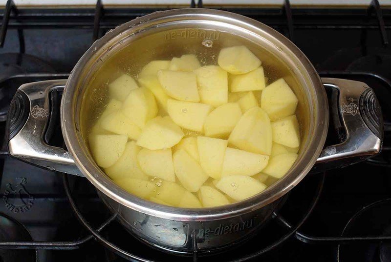 Варить картофель в кипящей воде до готовности