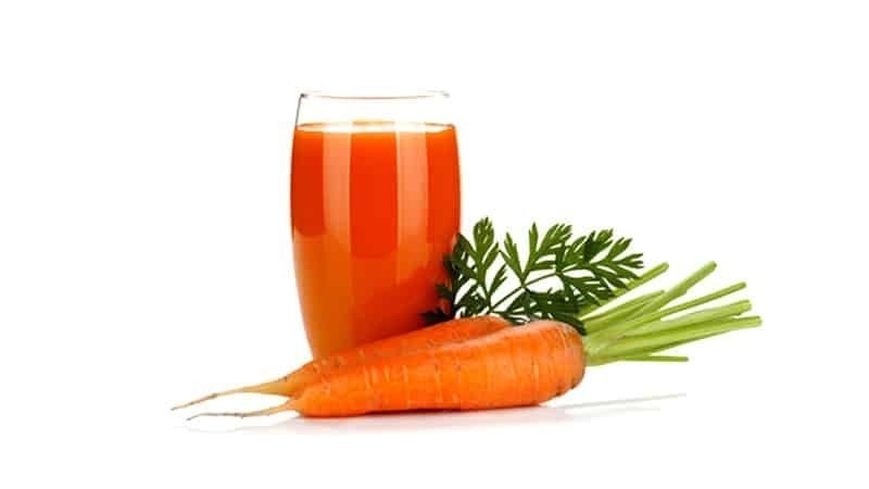 Морковный сок на белом фоне