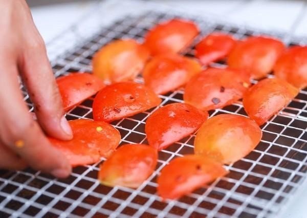 Вяленые помидоры в сушилке для овощей