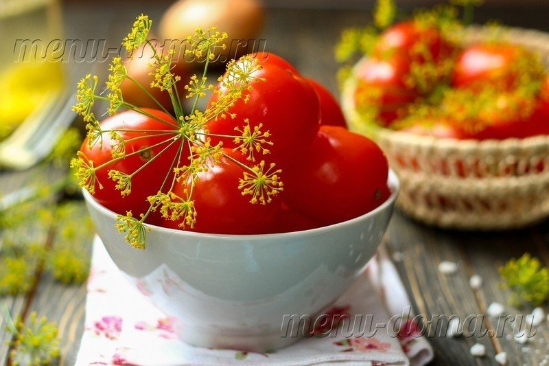 Малосольные помидоры с чесноком и зеленью дольками с уксусом