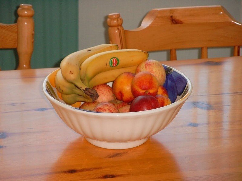Фруктовница с фруктами