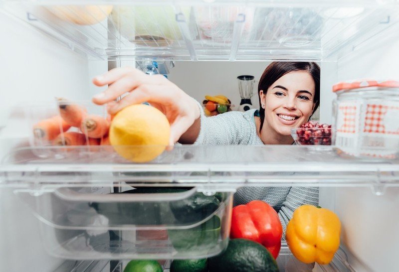 Убираем продукты в холодильник