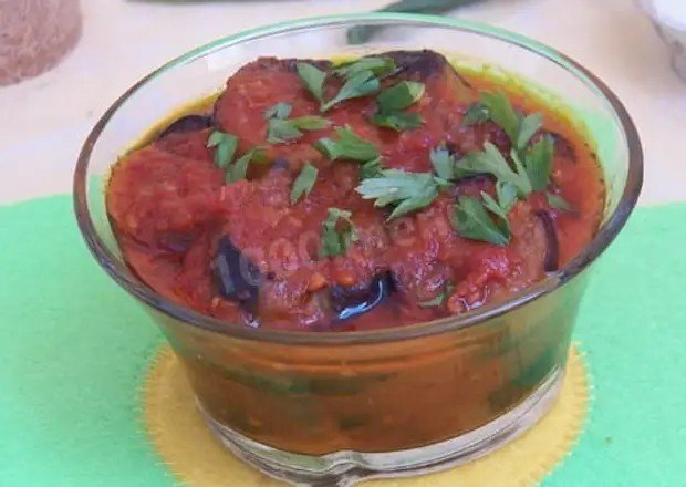 Фасоль с баклажанами тушеная в томатном соусе
