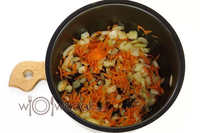 Картошка тушеная с луком и морковью в кастрюле