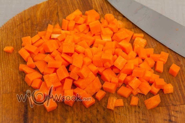 Нарезка моркови кубиками средними
