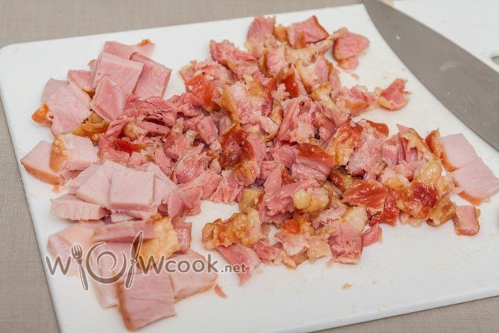 Салат из грудинки копченой свиной