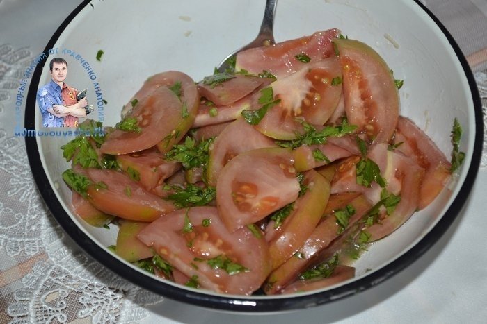 Салат из селедки с помидорами