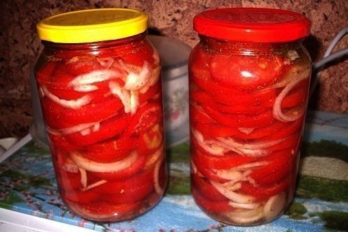 Салат из помидоров и лука на зиму без стерилизации