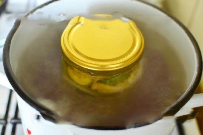 Салат из огурцов на зиму с луком и растительным маслом без стерилизации