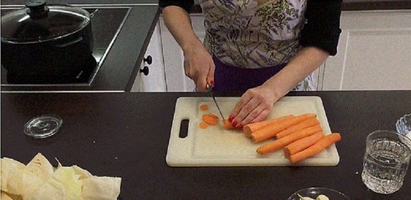 Нарезать морковку для консервирования