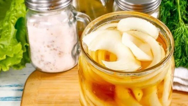 Маринованный лук в яблочном уксусе: отличные рецепты к шашлыку или в салат
