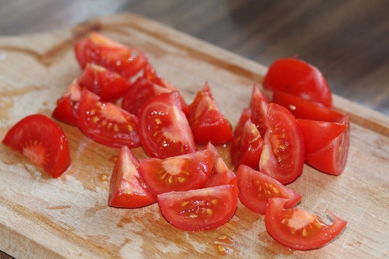 Порезанные помидоры на четвертинки