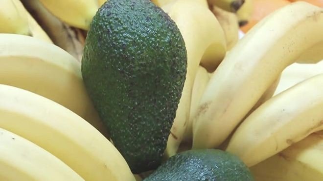 Авокадо дозревает с бананом