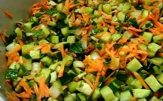 Салат из огурцов моркови и лука