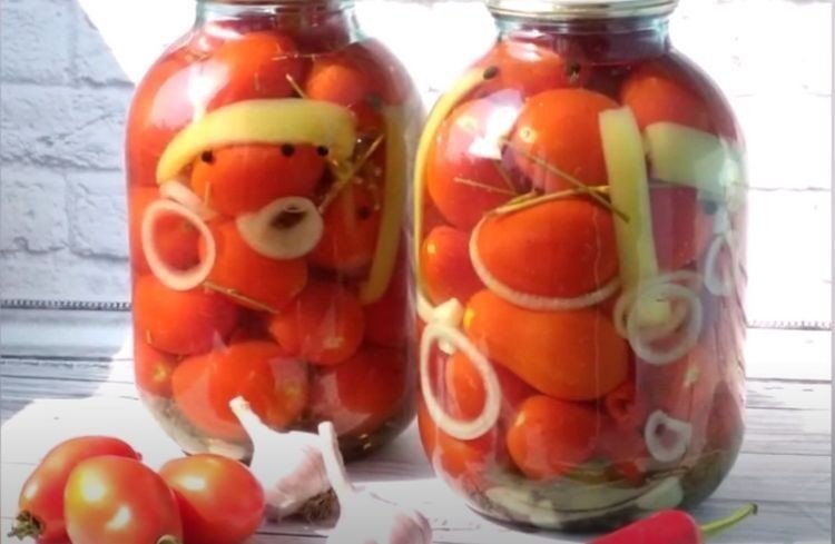 Маринованные помидоры с перцем и луком слоями