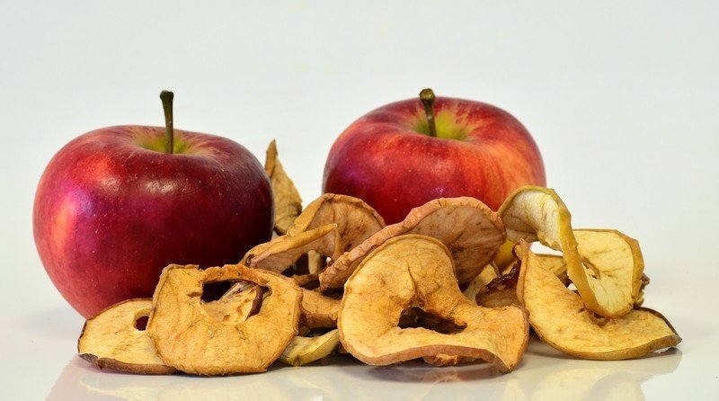 Яблочные чипсы с медом и орехами