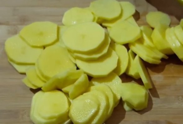 Картофель нарезанный грибочкамт