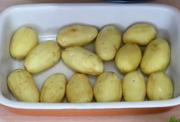 Очищенный молодой картофель