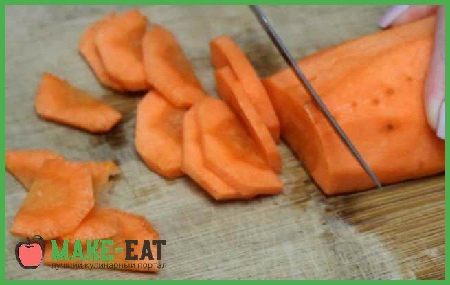 Нарезать морковь соломкой для плова