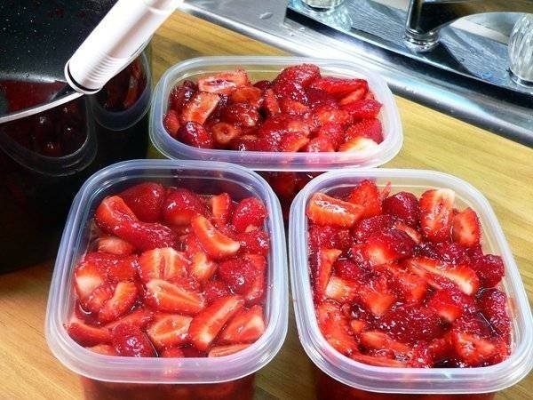 Заморозка ягод в контейнере