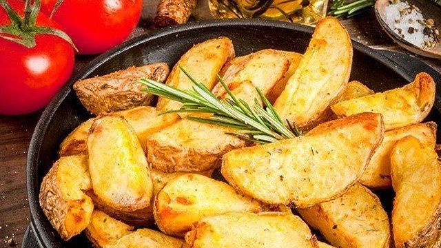 Жареная картошка кольцами на сковороде