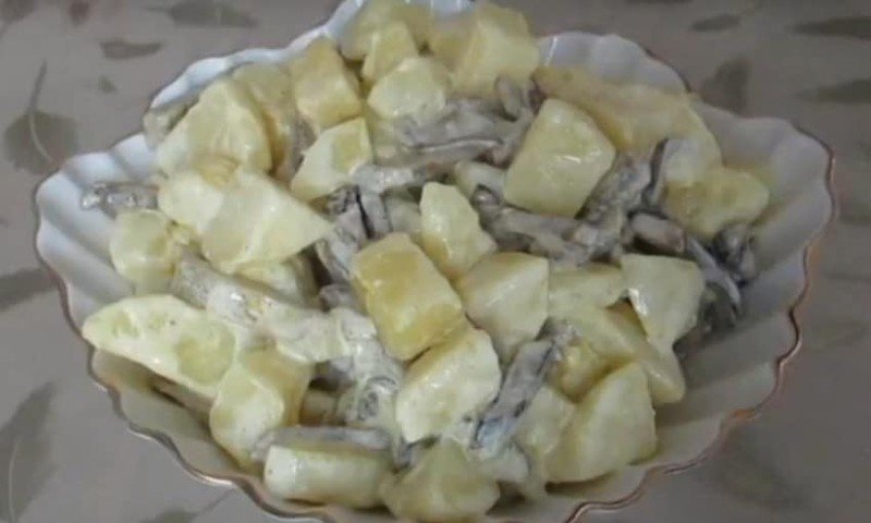 Салат с куриной грудкой и ананасами и шампиньонами