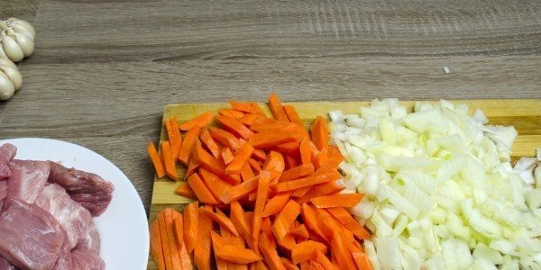 Нарезать лук и морковь для плова